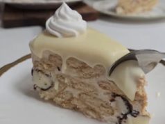 Брза торта без печење што сите ја бараат: Кремаста комбинација од плазма и чоколадни бананици брза плазма торта