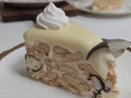 Брза торта без печење што сите ја бараат: Кремаста комбинација од плазма и чоколадни бананици брза плазма торта