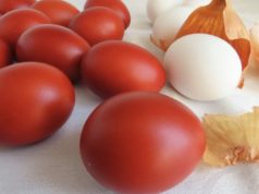 Тајната за вистински црвени велигденски јајца: Една состојка што сите ја фрлаат велигденски црвени јајца