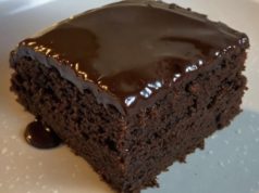 Ултра сочен чоколаден колач што секогаш успева – едноставен рецепт со богат прелив сочен чоколаден колач
