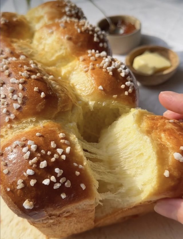 Велигденска погача на конци