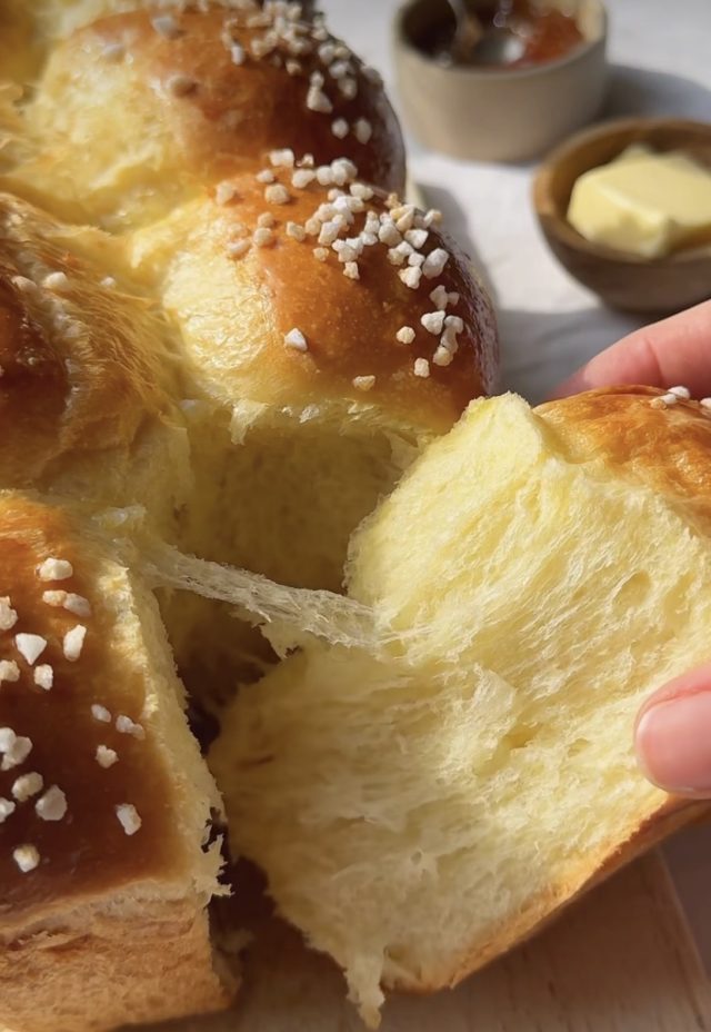 Велигденска погача на конци