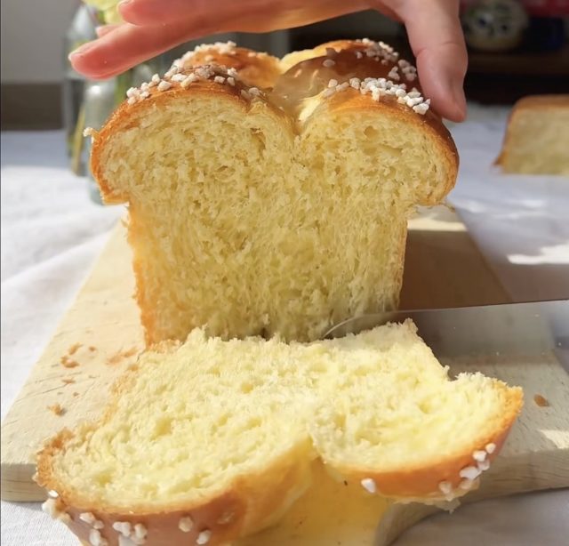 Велигденска погача на конци