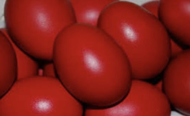 црвени велигденски јајца