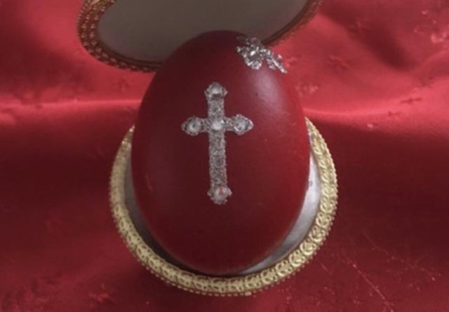 црвени велигденски јајца