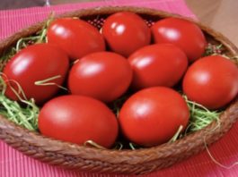 црвени велигденски јајца