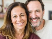 Зошто изгледа дека мажите стареат побавно? Науката открива 5 клучни причини маж и жена