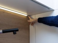 Скриени полици наместо плочки: Трендот што ги менува модерните кујни во 2026 година кујна
