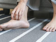 Ви отекуваат стапалата и зглобовите? Стручњаците откриваат кога симптомот може да укажува на посериозен проблем стапала