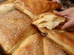 Подобро од кифлички: Меко путер-печиво со сирење што исчезнува од масата додека е уште топло печива со сирење