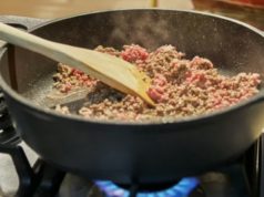 Три грешки при пржење мелено месо што му го уништуваат вкусот: Еве како да добиете совршена коричка и сочност мелено месо