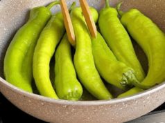 Пиперки во кајмак: Спремете го највкусниот летен ручек за помалку од 20 минути Пиперки во тава подготвени за пржење во кајмак