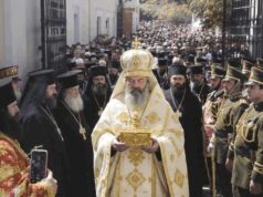 Појасот на Богородица останува подолго во Белград: Важен совет од свештениците за верниците Патријархот Порфириј го носи Појасот на Пресвета Богородица пред Храмот Свети Сава во Белград