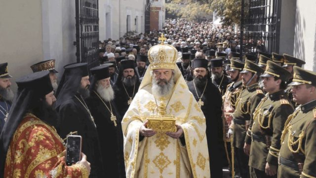 Патријархот Порфириј го носи Појасот на Пресвета Богородица пред Храмот Свети Сава во Белград