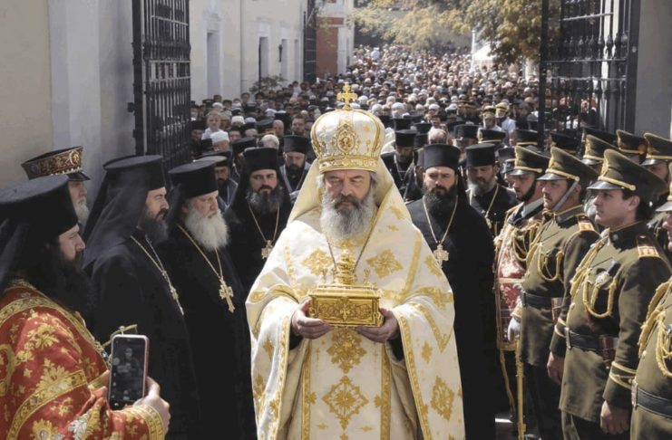 Патријархот Порфириј го носи Појасот на Пресвета Богородица пред Храмот Свети Сава во Белград