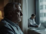 Симптомот кој македонските мажи масовно го игнорираат, а лекарите предупредуваат дека е алармантно Загрижен средовечен маж кој размислува во соба, со заматен доктор во заднина.