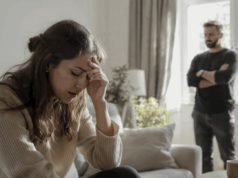 Кога манипулаторот ќе ги каже овие 3 збора, веднаш свртете се и заминете си Млада жена под стрес и маж во позадина како знаци за емоционална манипулација
