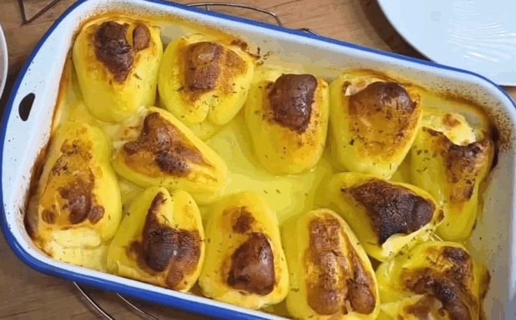 Полнети печени пиперки со сирење, јајца и сланина во тава