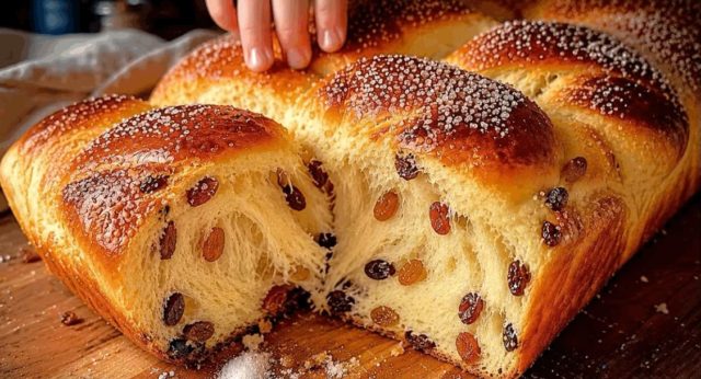 Домашна погача со суво грозје која се кине на конци