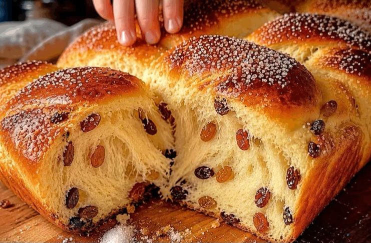 Домашна погача со суво грозје која се кине на конци