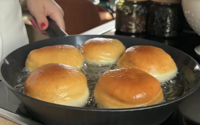 превртување на крофните при пржење